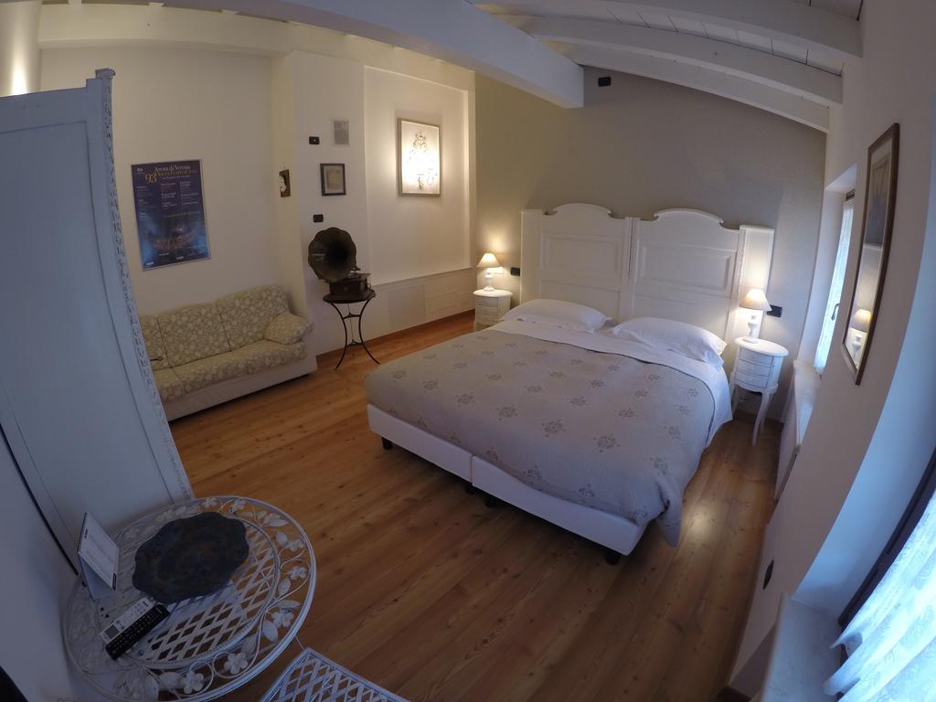 Garda & Golf Bed and Breakfast Caprino Veronese Rum bild